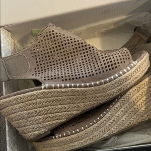 Daisy Fuentes Rory Tan Wedges